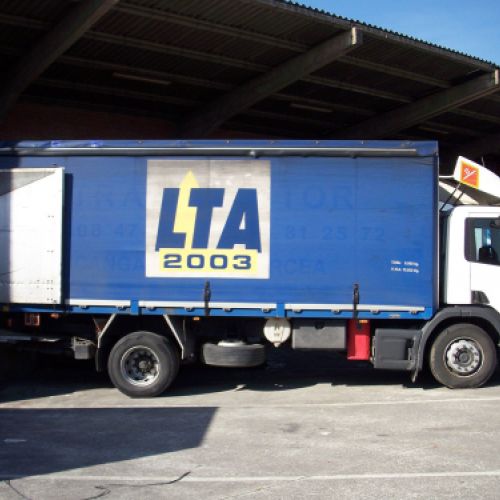 Flota de camiones de transportes LTA 2003