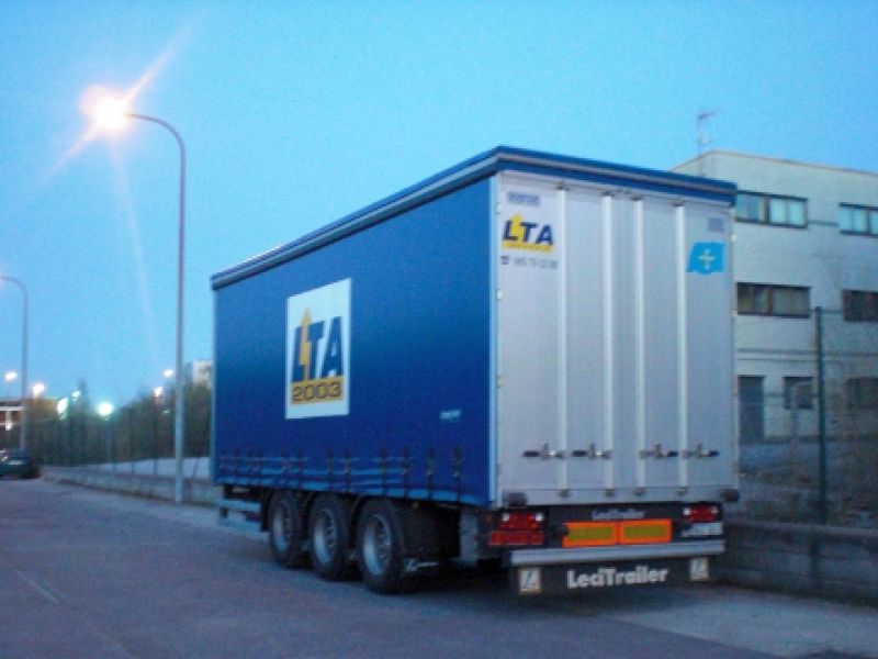 Flota de camiones de transportes LTA 2003