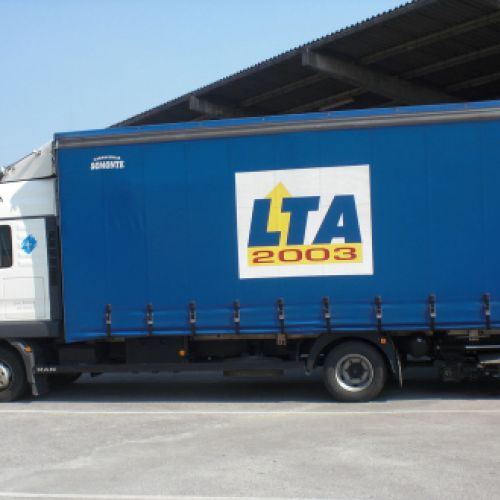 Flota de camiones de transportes LTA 2003