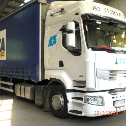 Flota de camiones de transportes LTA 2003