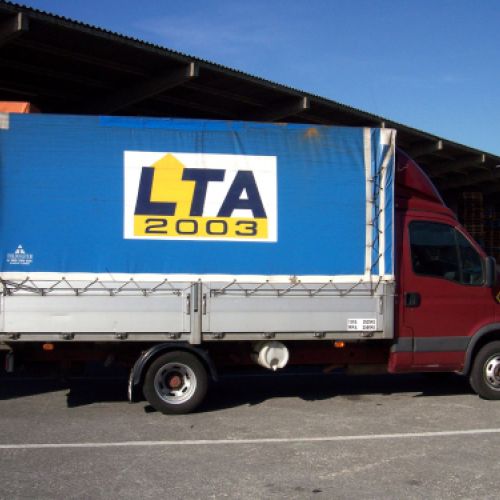 Flota de camiones de transportes LTA 2003