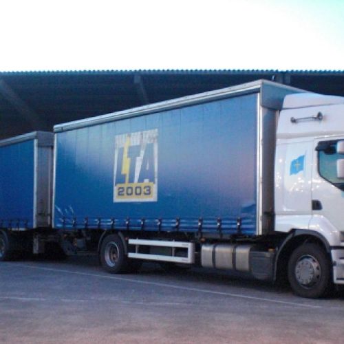 Flota de camiones de transportes LTA 2003