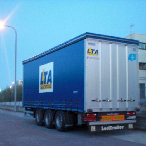 Flota de camiones de transportes LTA 2003