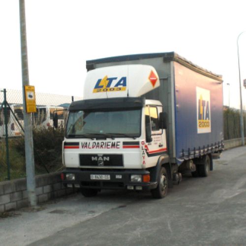 Flota de camiones de transportes LTA 2003